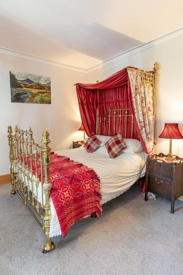Taldraeth - Old Vicarage Guest House Penrhyndeudreath Bagian luar foto