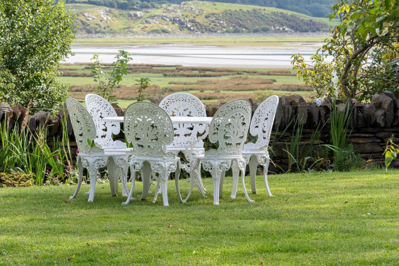 Taldraeth - Old Vicarage Guest House Penrhyndeudreath Bagian luar foto