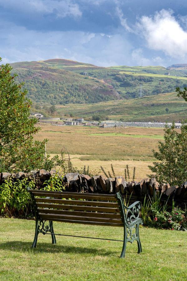 Taldraeth - Old Vicarage Guest House Penrhyndeudreath Bagian luar foto