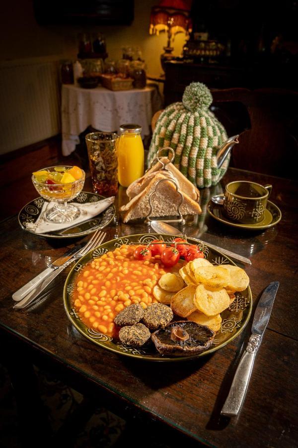 Taldraeth - Old Vicarage Guest House Penrhyndeudreath Bagian luar foto