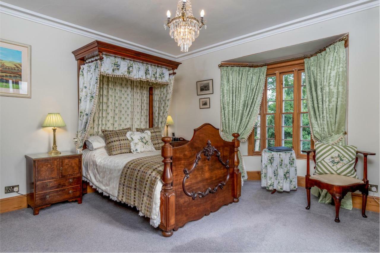 Taldraeth - Old Vicarage Guest House Penrhyndeudreath Bagian luar foto