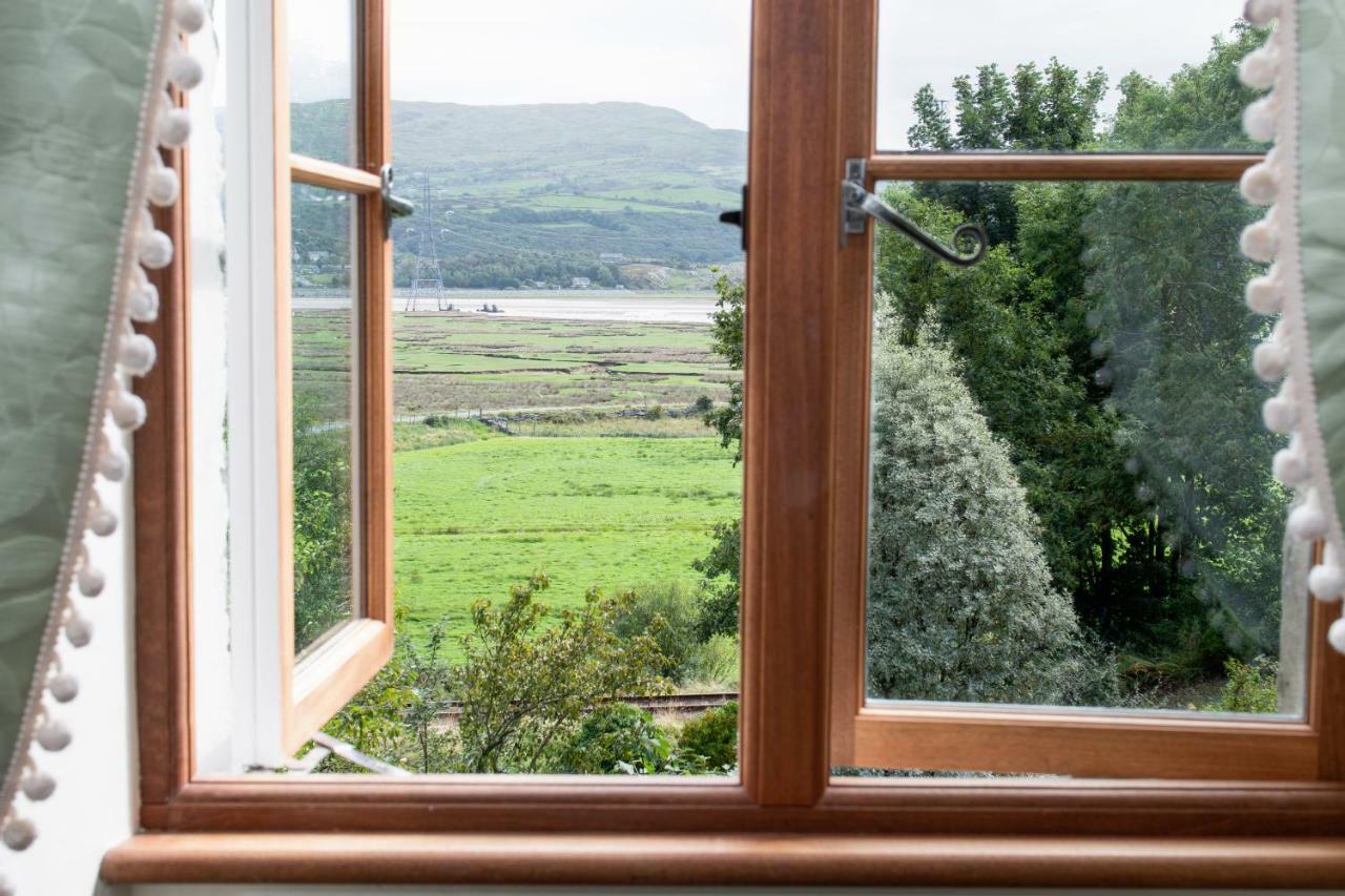 Taldraeth - Old Vicarage Guest House Penrhyndeudreath Bagian luar foto